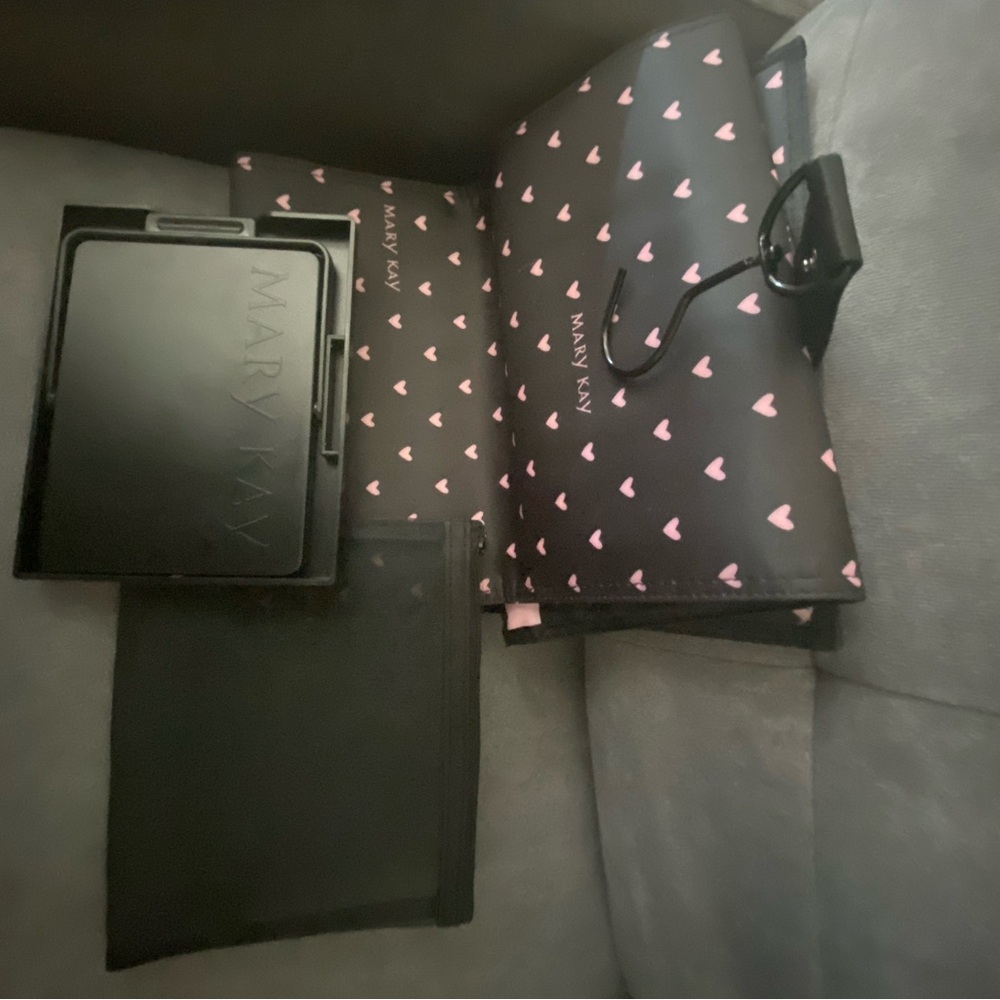 Mary kay roll up travel bag and mirror color pink and black it new good condit
